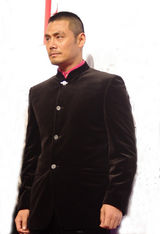 组图：邵兵英气亮相时尚活动 复古装扮成亮点