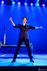 高清图：刘谦携手高圆圆变魔术 春晚还想搭档董卿