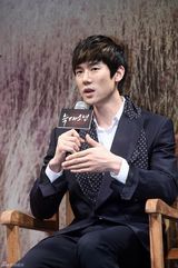 高清组图：韩片《狼族少年》发布宋仲基朴宝英亮相