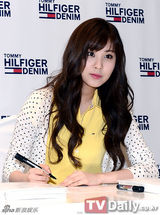 组图：少女时代秀英徐贤签名会 迷你裙秀春色