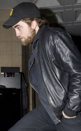 幻灯图：罗伯特-帕丁森大胡子造型要当摇滚歌手