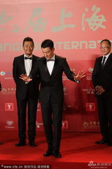 组图：《盲探》剧组走红毯 刘德华帅气现身