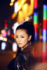 组图：戴娇倩最新光影写真展动人魅力