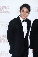 高清图：尹恩惠金秀贤JYJ亮相MBC演技大赏红毯