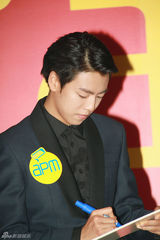 组图：韩星李玹雨来港跨年 热情与粉丝“抱抱”