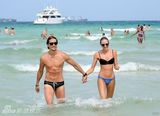 组图：超模坎蒂丝-斯瓦内普尔与男友海滩度假