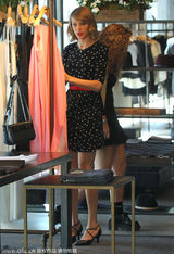 组图：斯威夫特斑点裙装出镜 身材窈窕长腿性感