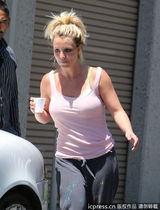 组图：布兰妮吊带T恤亮相 素颜出街步履匆匆