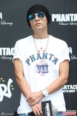 组图：周杰伦被问订婚打太极 自豪暴瘦腹肌仍在