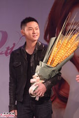 组图：梁博现身白婧发片会 闭口不谈李代沫