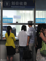 组图：张晓龙携外甥女看病 温太医也看中医