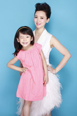 组图：翁虹携女登封面分享辣妈经