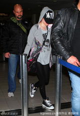 组图：朋克小天后艾薇儿与男友车中你侬我侬 