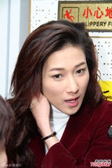 组图：钟嘉欣田蕊妮庆TVB《巨轮》杀青