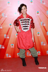 高清组图：明星参加慈善节目 古巨基热心公益演唱 