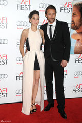 组图：《锈与骨》好莱坞首映 玛丽昂白裙美艳动人