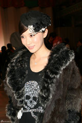 高清组图：霍思燕寒冬时尚亮相 观时尚秀美丽冻人