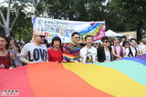 组图：何韵诗参与同志游行 父母支持下出柜