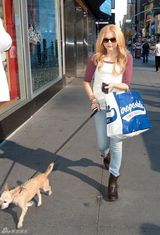 组图：小魔女科洛-莫瑞兹纽约购物派头十足