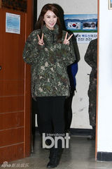 组图：9Muses部队举行新歌发布 成员遭军人强抱