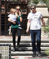 组图：娜塔丽-波特曼单手抱娃 小家伙萌样可爱