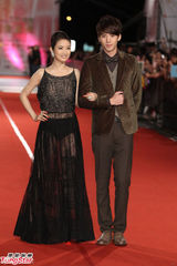 组图：林依晨黑色透视装走金钟红毯