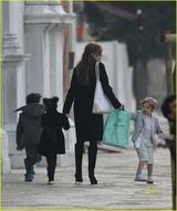 幻灯图：朱莉忙里偷闲带孩子外出尽享天伦之乐 