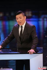 组图：杜汶泽彭浩翔为最佳新演员颁奖台上逗乐