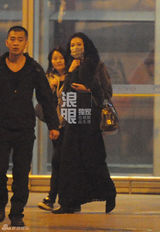 独家：林志玲回京穿着保守 双手紧握胸前