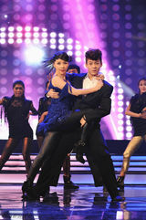 组图：何琳与男伴贴身热舞 上演性感爵士诱惑