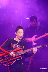 组图：黄贯中开唱未见朱茵 陈豪黄德斌助阵