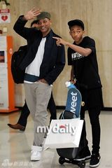 组图：威尔-史密斯携子赴韩宣传《重返地球》