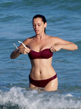 组图：杰西卡比基尼海滩嬉戏 S身材展熟女魅力