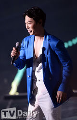 组图：神话出道16周年开唱 成员Andy登台致歉