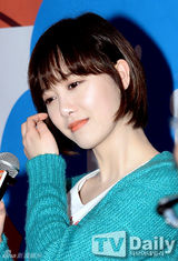 组图：具惠善清新亮相推广台北游 现场做凤梨酥