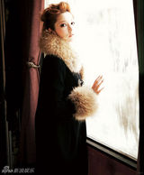 组图：日本人气混血模特藤井莉娜性感服饰写真