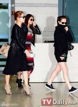 组图：韩众星结束美国公演回国 素颜轻装亮相机场