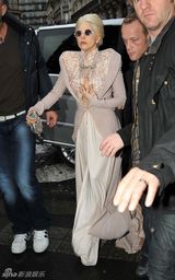 高清组图：Lady Gaga“白发魔女”造型现身巴黎