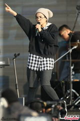 组图：S.H.E亮相台北跨年 潮装戴眼镜又萌又酷