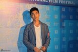 组图：朱亚文上海电影节获奖 笑容迷人展亲和力