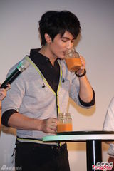 组图：泰剧小生Son自认小王力宏 台湾拥抱粉丝