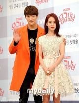 组图：《急诊男女》宋智孝镂空裙秀腰搭崔振赫