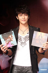 组图：汪东城生日蓝心湄送香吻 曝其“到处睡”