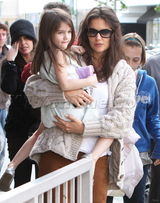 组图：小苏瑞与母亲凯蒂逛花市 调皮可爱不惧被拍