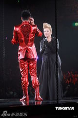 组图：许志安出道25周年红馆开唱 郑秀文捧场