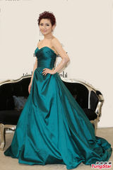 组图：Selina低胸备战金钟 不惧手臂伤疤