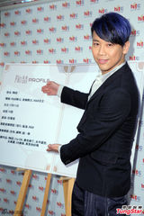 组图：陶喆黑色西服帅气亮相 现场不会写中文