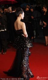 组图：章子怡戛纳走秀抹胸长裙秀美肩