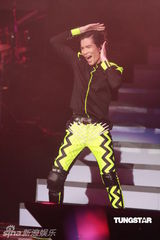 组图：萧敬腾唱《black or white》 向杰克逊致敬