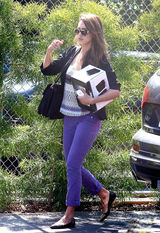 高清组图：杰西卡-阿尔芭街拍 职业装搭出色彩